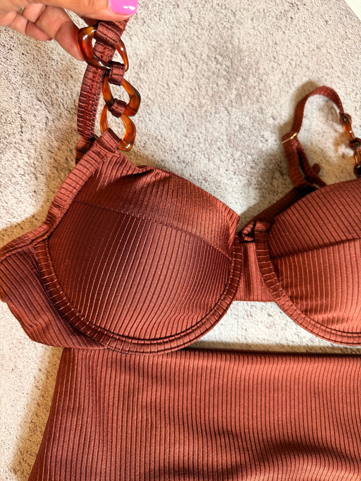 High-Waisted Compression Bikini – Demi Cup Top with Removable Padding
Biquíni Hotpants Cintura Alta Compressão – Top Meia Taça com Bojo Removível