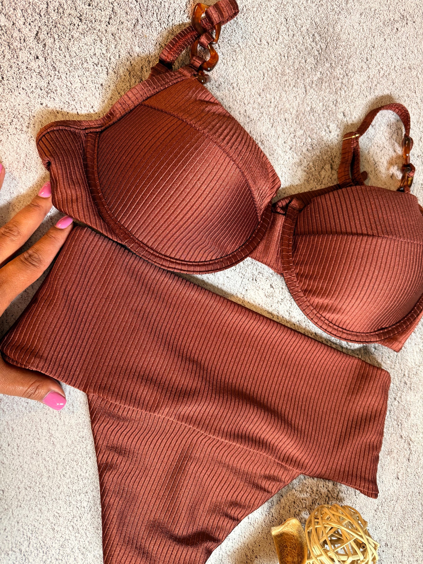 High-Waisted Compression Bikini – Demi Cup Top with Removable Padding
Biquíni Hotpants Cintura Alta Compressão – Top Meia Taça com Bojo Removível