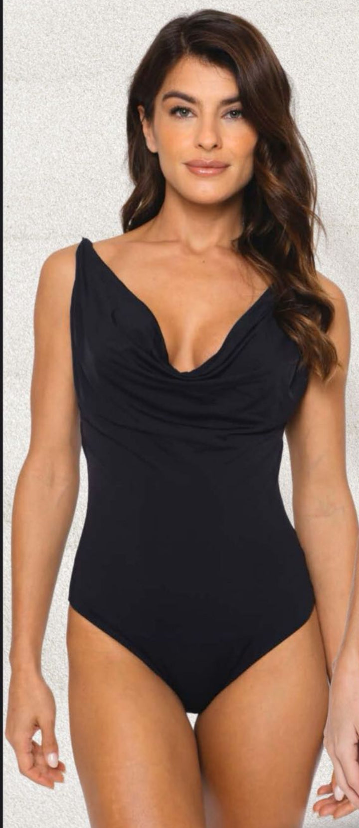 Maiô Meia Taça com Detalhe Frontal e Alças Reguláveis