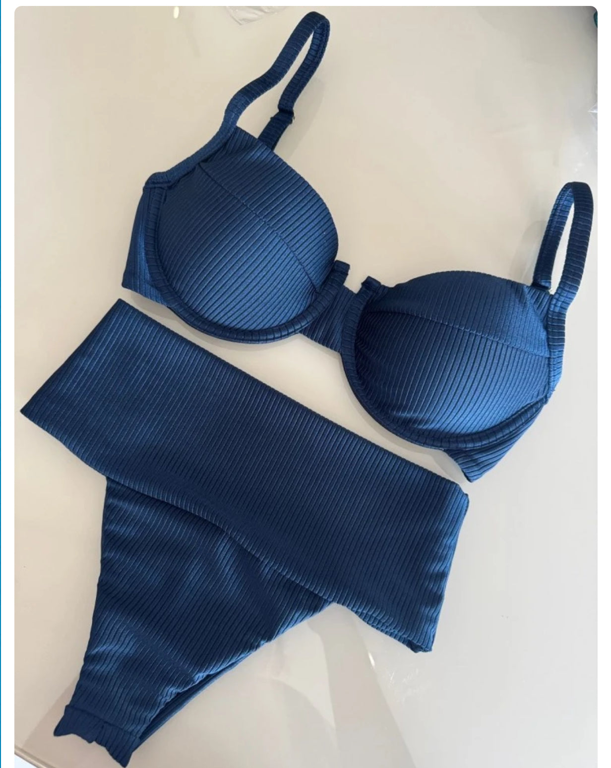 High-Waisted Compression Bikini – Demi Cup Top with Removable Padding
Biquíni Hotpants Cintura Alta Compressão – Top Meia Taça com Bojo Removível