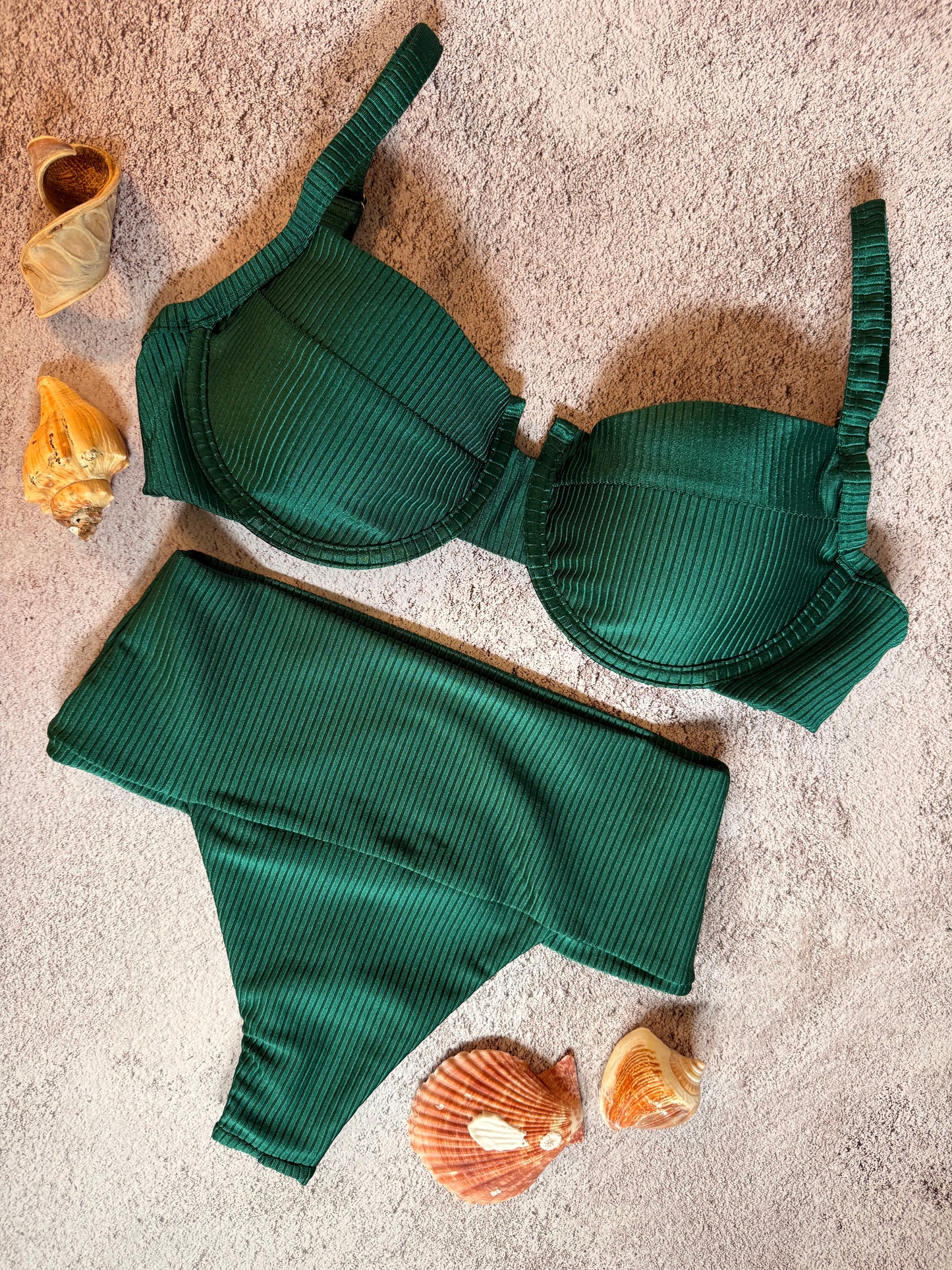 High-Waisted Compression Bikini – Demi Cup Top with Removable Padding
Biquíni Hotpants Cintura Alta Compressão – Top Meia Taça com Bojo Removível