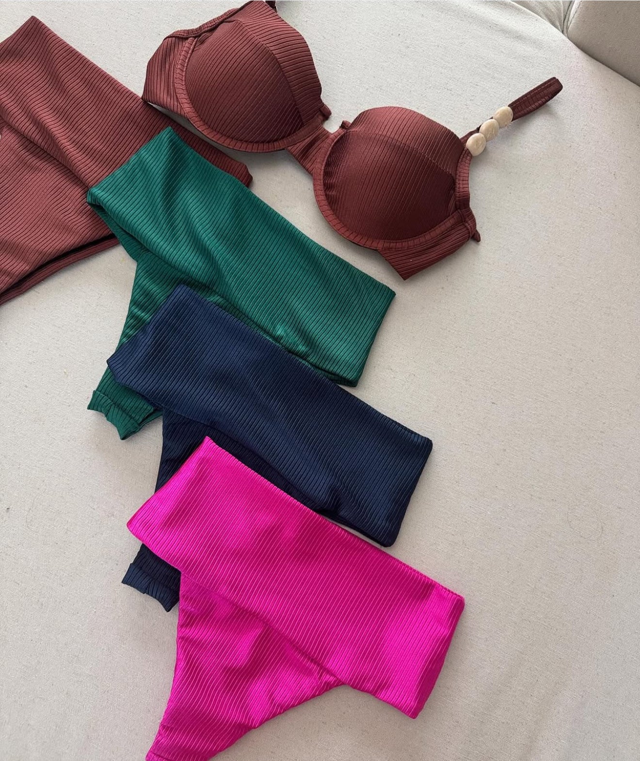 High-Waisted Compression Bikini – Demi Cup Top with Removable Padding
Biquíni Hotpants Cintura Alta Compressão – Top Meia Taça com Bojo Removível