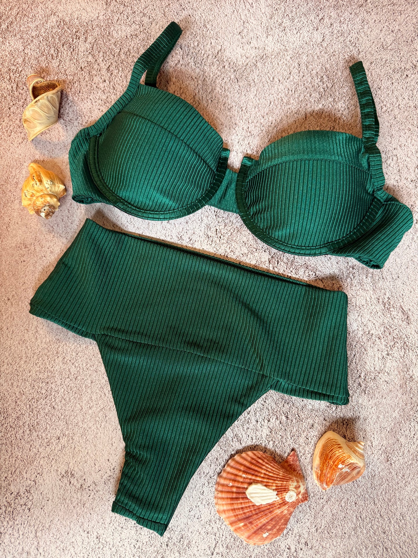 High-Waisted Compression Bikini – Demi Cup Top with Removable Padding
Biquíni Hotpants Cintura Alta Compressão – Top Meia Taça com Bojo Removível