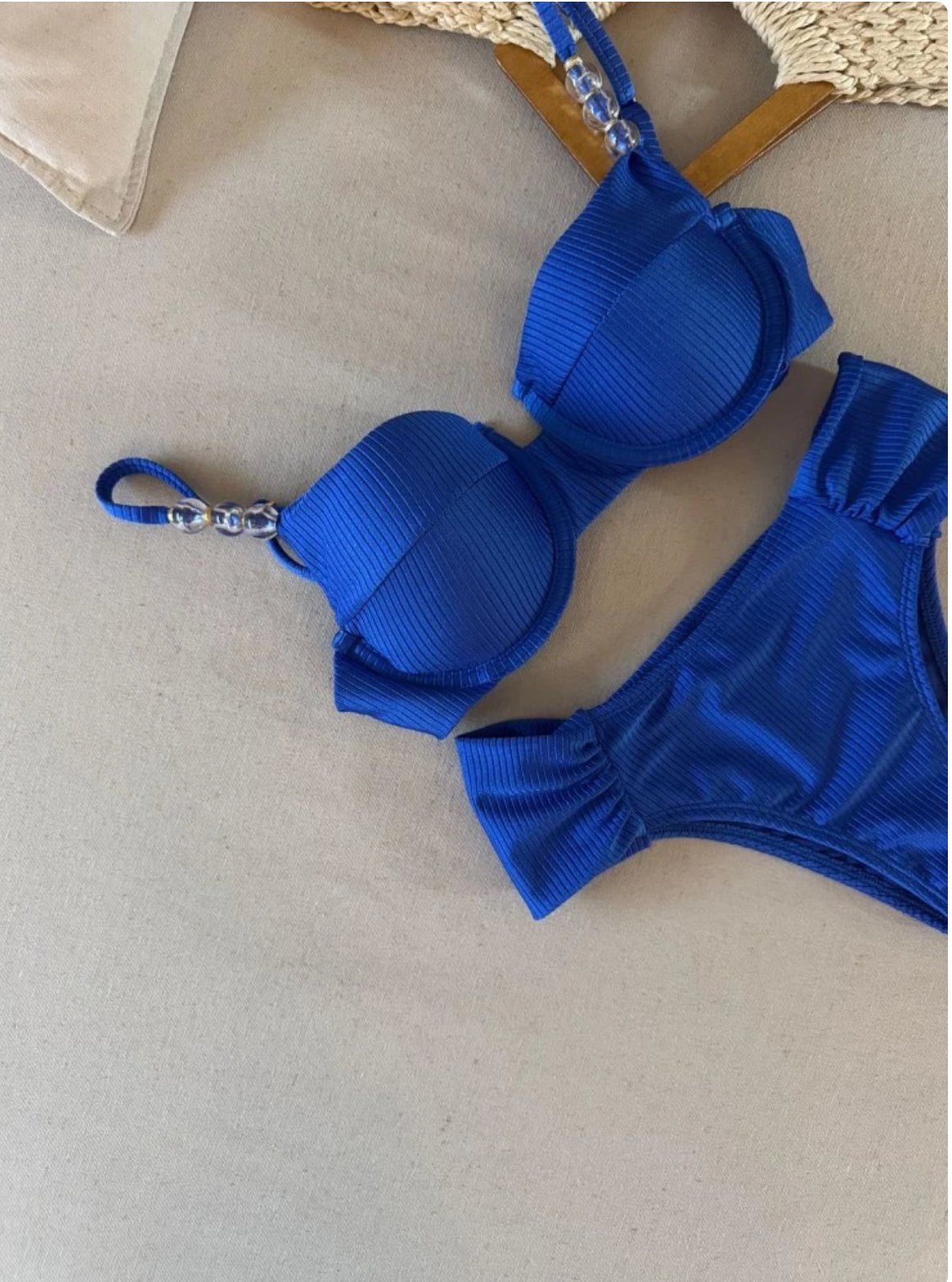 Ribbed Bikini Set – Demi Cup Top & Butterfly Cut Bottom
Conjunto Biquíni Micro Canelado – Top Meia Taça e Calcinha Borboleta
