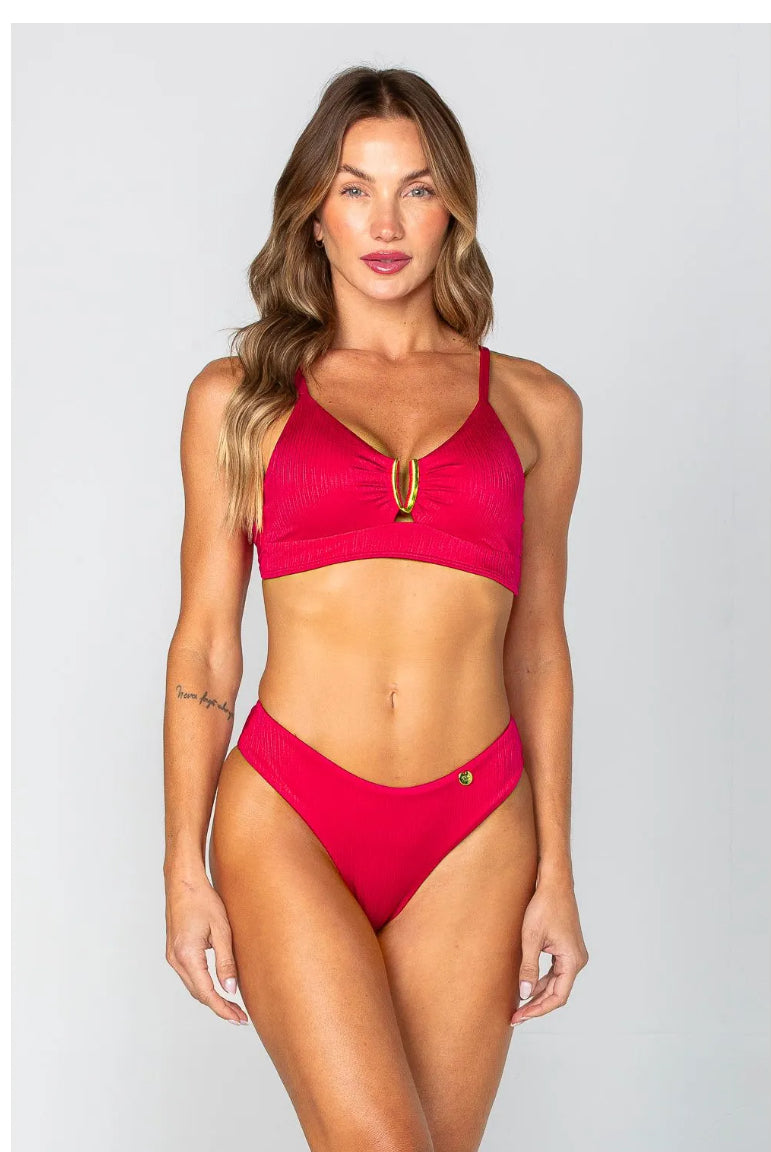 BIKINI WITH SHINY TEXTURE WITH MID-LENGTH PANTS AND BRA WITH ACCESSORY AND REMOVABLE PADS/BIQUINI DE TEXTURA BRILHOSA COM CALÇA MÉDIA E SUTIÃ COM ACESSÓRIO E BOJO REMOVÍVEL
