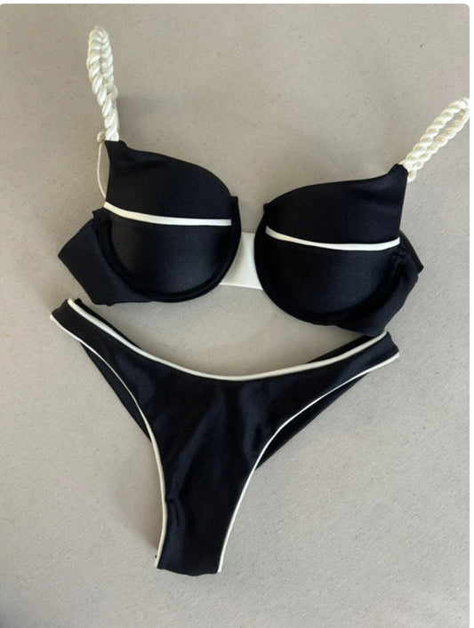 Braided Strap Bikini – Demi Cup Top & Double Strap Brazilian Bottom
Biquíni Alça Trançada – Top Meia Taça e Calcinha Asa Delta Fio Duplo