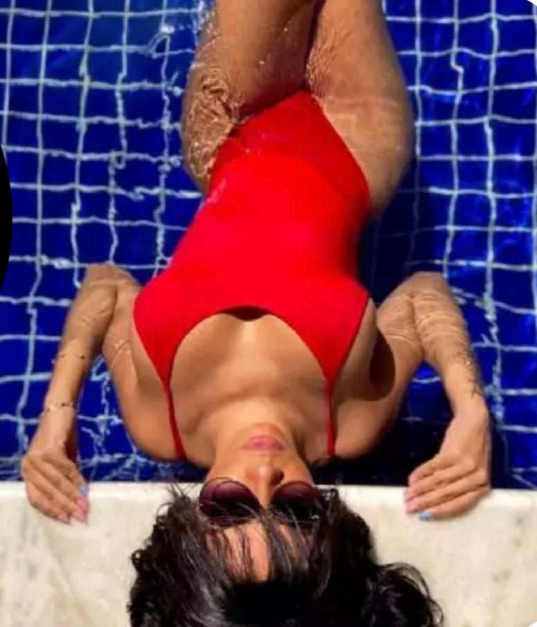 Maiô Decotado Atrás e Empina Bumbum