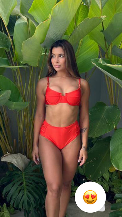 Ribbed Bikini Set – Demi Cup Top & High-Waisted Hotpants Bottom
Conjunto Biquíni Micro Canelado – Top Meia Taça e Calcinha Hotpants
