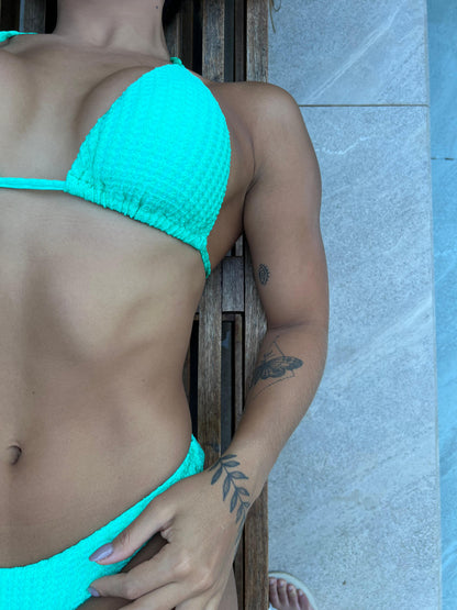 Textured Bikini Set – Removable Padding & Brazilian Cut Bottom
Conjunto de Biquíni Texturizado – Bojo Removível e Calcinha Asa Delta