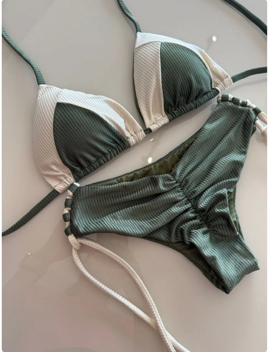 Triangle Bikini – Removable Padding, Adjustable Bottom & Booty-Lifting Fit
Biquíni Cortininha – Bojo Removível, Calcinha Regulável e Efeito Empina Bumbum