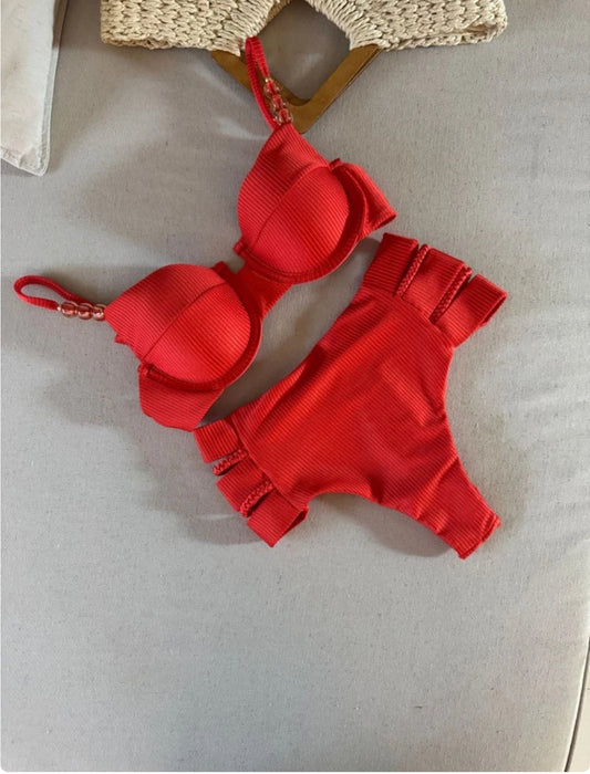Ribbed Bikini Set – Demi Cup Top & High-Waisted Hotpants Bottom
Conjunto Biquíni Micro Canelado – Top Meia Taça e Calcinha Hotpants