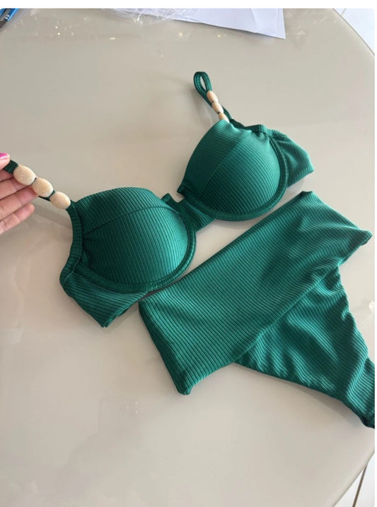 High-Waisted Compression Bikini – Demi Cup Top with Removable Padding
Biquíni Hotpants Cintura Alta Compressão – Top Meia Taça com Bojo Removível