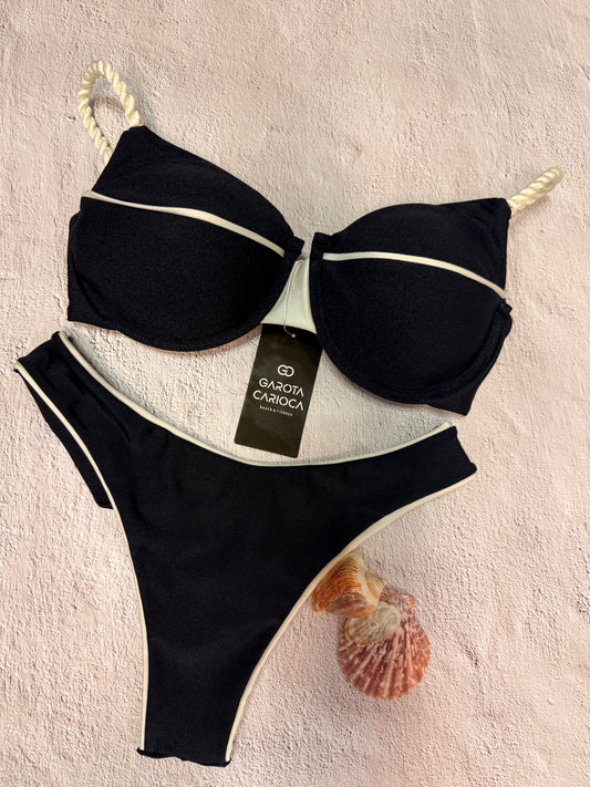 Braided Strap Bikini – Demi Cup Top & Double Strap Brazilian Bottom
Biquíni Alça Trançada – Top Meia Taça e Calcinha Asa Delta Fio Duplo