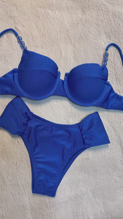Ribbed Bikini Set – Demi Cup Top & Butterfly Cut Bottom
Conjunto Biquíni Micro Canelado – Top Meia Taça e Calcinha Borboleta