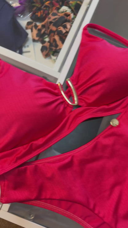 Bikini with shiny texture with mid-length pants and bra with accessory and removable pads
Biquíni de textura brilhosa com calcinha média e sutiã com acessório e bojo removível